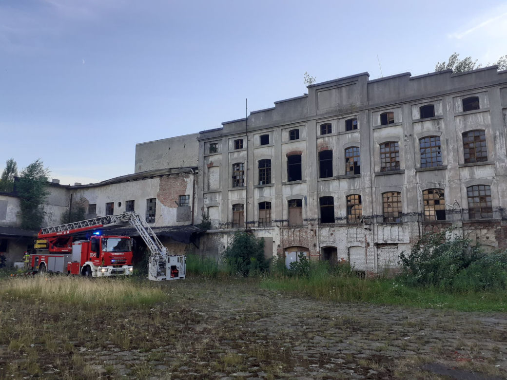 W pustostanie w centrum Łodzi zawalił sie dach. 7 zastępów strażaków  przeszukuje gruzowisko
