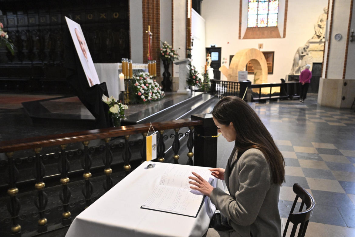 Warszawa żegna papieża Franciszka. Poruszające wpisy w Archikatedrze 