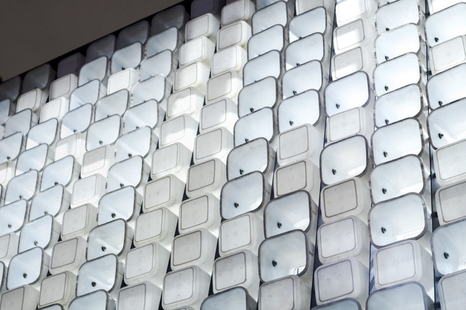Recykling w architekturze. Elewację tej biblioteki wykonano z pudełek po lodach