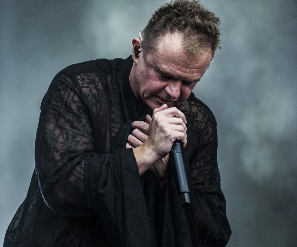 Piotr Rogucki z zespołu Coma śpiewa do mikrofonu na festiwalu Rockowizna. O koncercie przeczytasz na EskaRock.