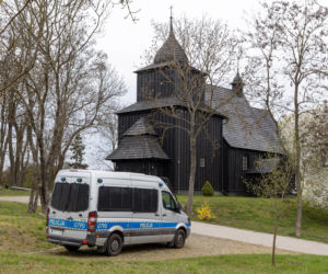 Policjanci pod kościołem w Wierzenicy pilnują świątynię