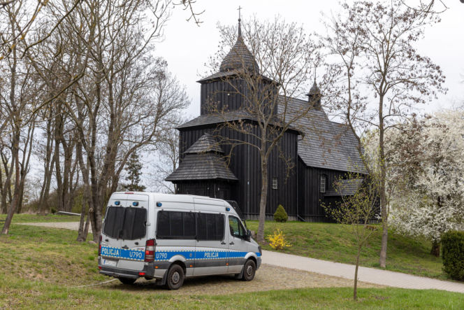 Policjanci pod kościołem w Wierzenicy pilnują świątynię