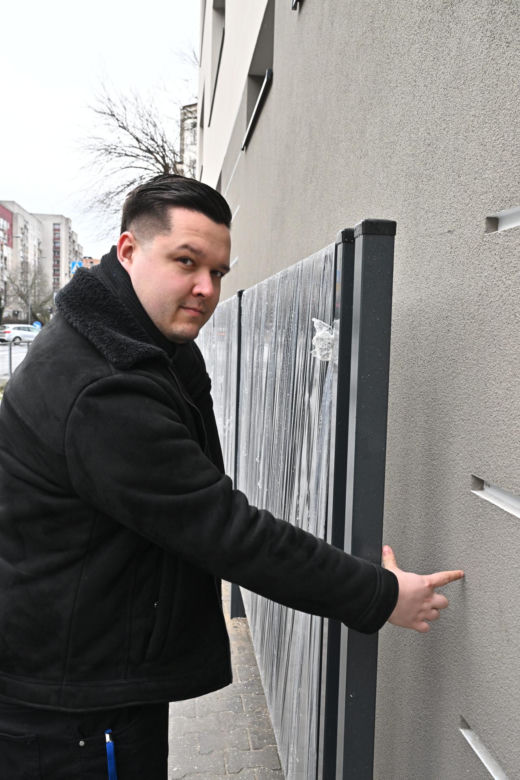 Absurd roku w Warszawie? Postawili płot tuż przy elewacji budynku. "Tak musiało być" 
