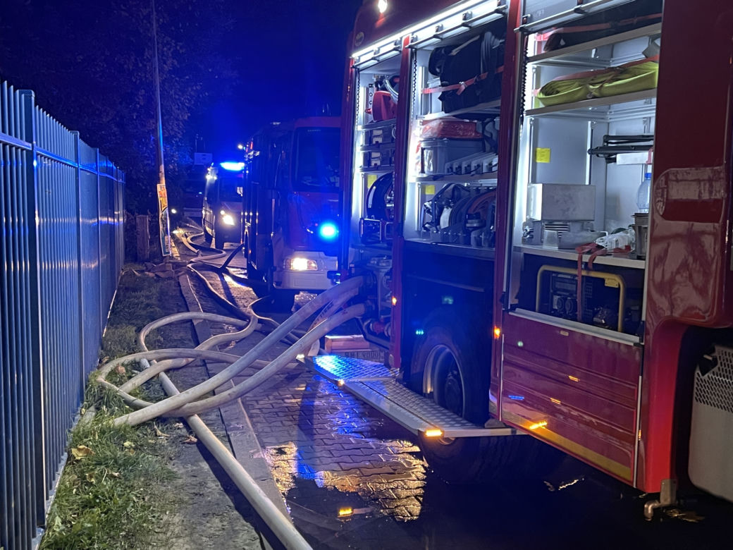 Ogromna akcja straży, pożar w podziemnym garażu na Woli
