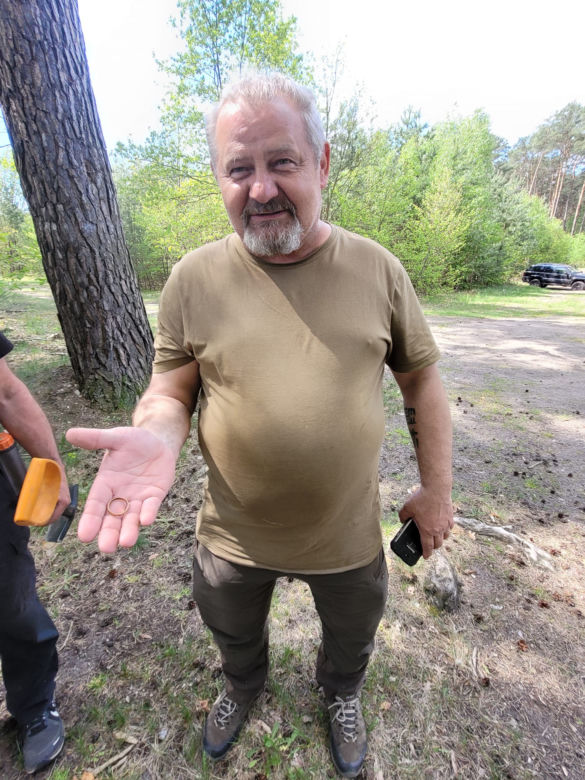 Leśniczy spod Bydgoszczy znalazł swoją ślubną obrączkę! Zgubił ja 23 lata temu 