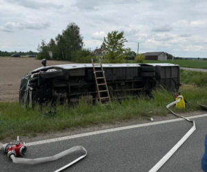 Wypadek na DK-63, zderzenie autobusu i osobówki