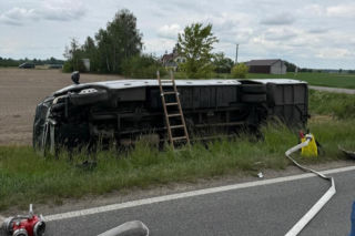 Wypadek na DK-63, zderzenie autobusu i osobówki