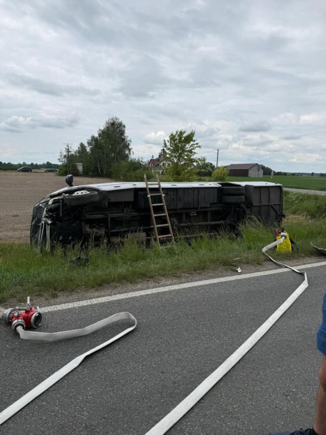 Wypadek na DK-63, zderzenie autobusu i osobówki