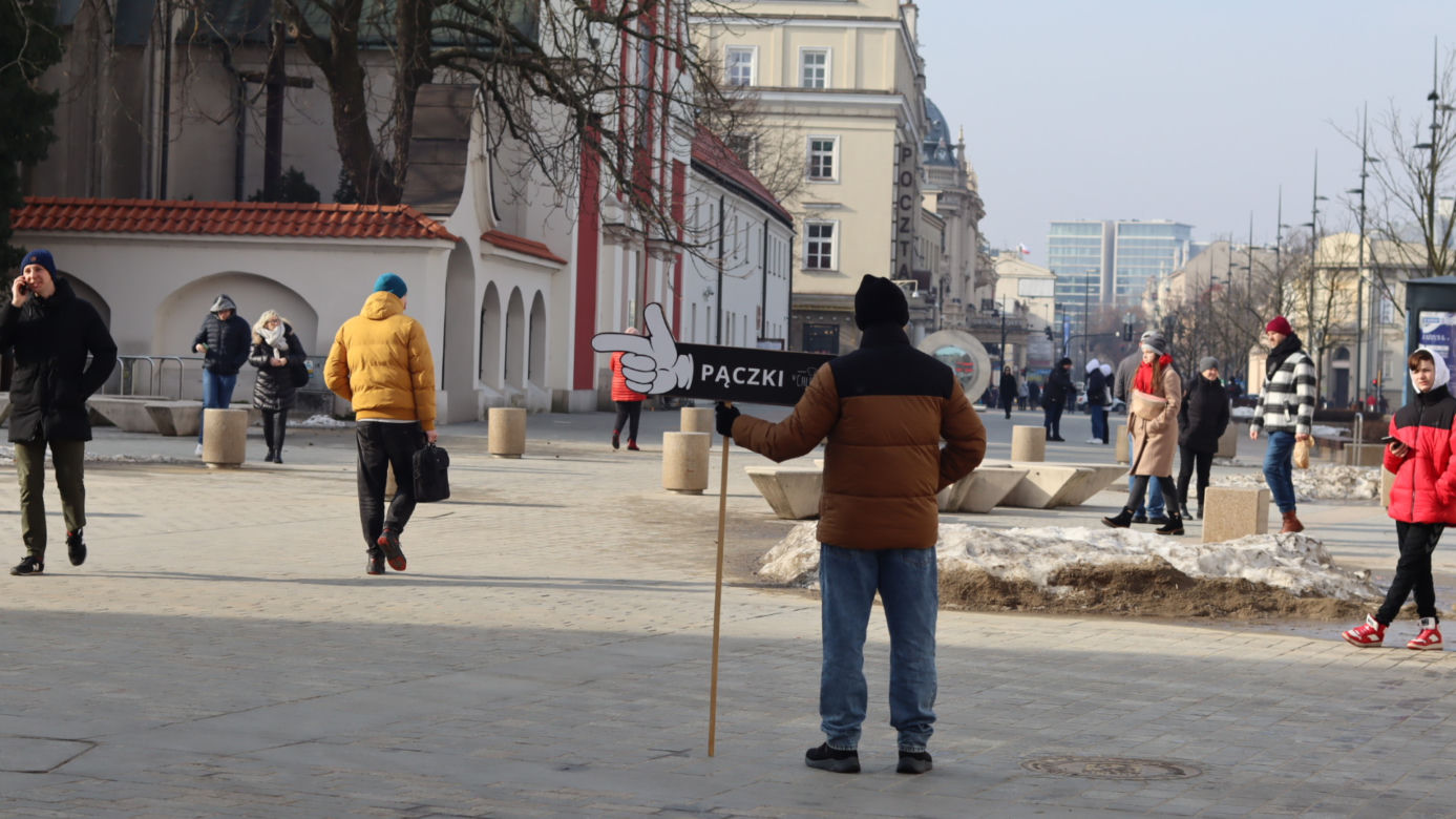 Na lubelskich ulicach król jest tylko jeden! Mieszkańcy zajadają się pączkami! [GALERIA]