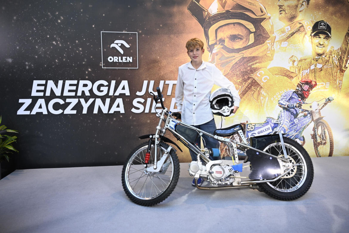Bartosz Zmarzlik przekazał motocykl 11-letniemu Kubie