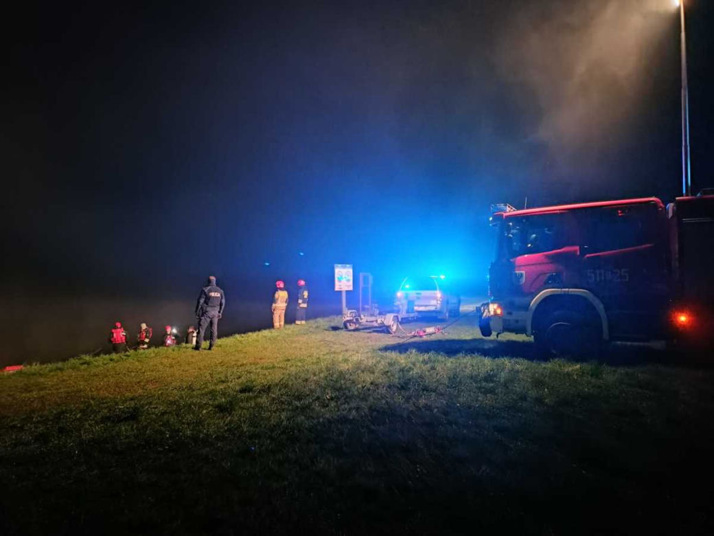 Dostawczak wjechał prosto do stawu. Nie żyje 22-letnia Ukrainka! Tragedia w Oświęcimiu