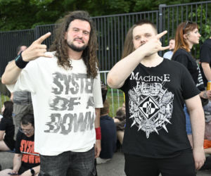 Fani i fanki czekają na System of a Down i Queens of the Stone Age! Zobacz zdjęcia spod PGE Narodowego