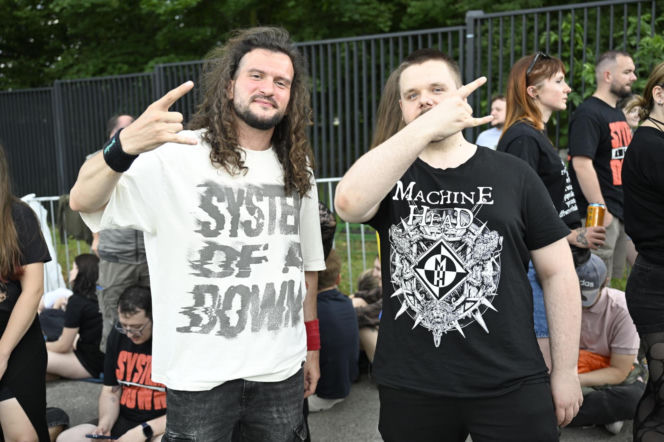 Fani i fanki czekają na System of a Down i Queens of the Stone Age! Zobacz zdjęcia spod PGE Narodowego