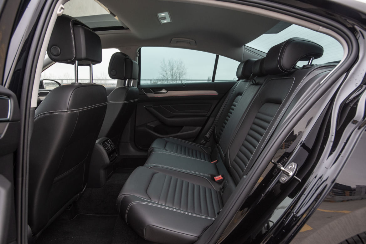 Volkswagen Passat Elegance vs Skoda Superb Sportline