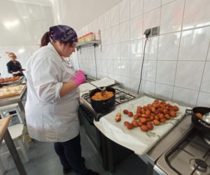 Warsztaty pieczenia pączków w grudziądzkim gastronomiku