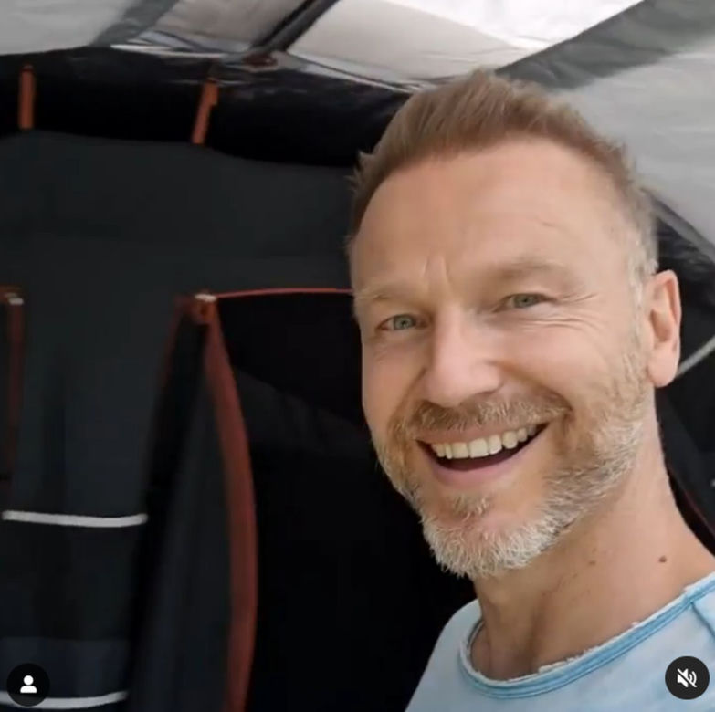 Krystian Wieczorek na Instagramie pokazał gdzie spędzi wakacje z żoną i córką