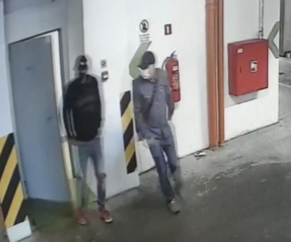 Olsztyn. Poszukiwani sprawcy kradzieży pojazdu marki audi a6