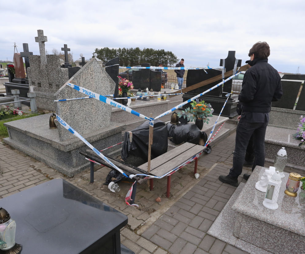Płyta z nagrobka zabiła Milanka. Tragedia na cmentarzu. Pomnik zawalił się na 1,5 rocznego chłopca