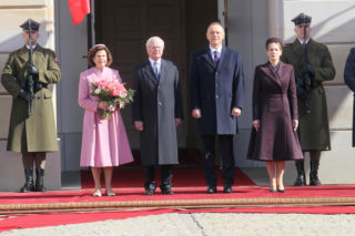 Król i królowa ze Szwecji wyprawią obiad na cześć Nawrockiego i jego żony! Specjalnie przywieźli ze sobą własną zastawę 