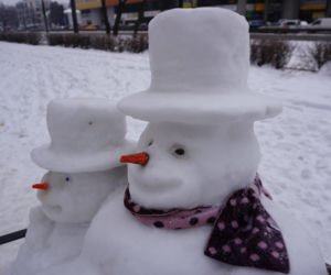 Wyjątkowe śniegowe rzeźby pojawiły się w Warszawie. Wśród nich Roszpunka