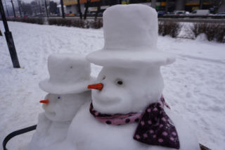 Wyjątkowe śniegowe rzeźby pojawiły się w Warszawie. Wśród nich Roszpunka