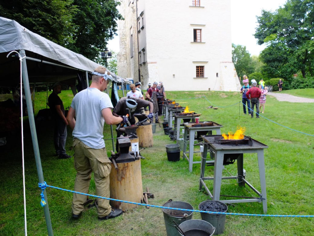 Wojciechowie kują na całego. Przyszli kowale przyjechali z całej Polski