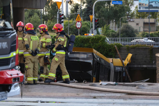 Autobus miejski wjechał w przejście podziemne przy Dworcu Zachodnim