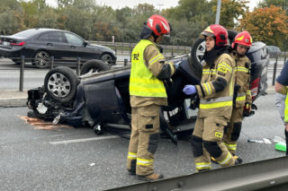 Wypadek na S8 w Warszawie, są ranni. Samochód dachował
