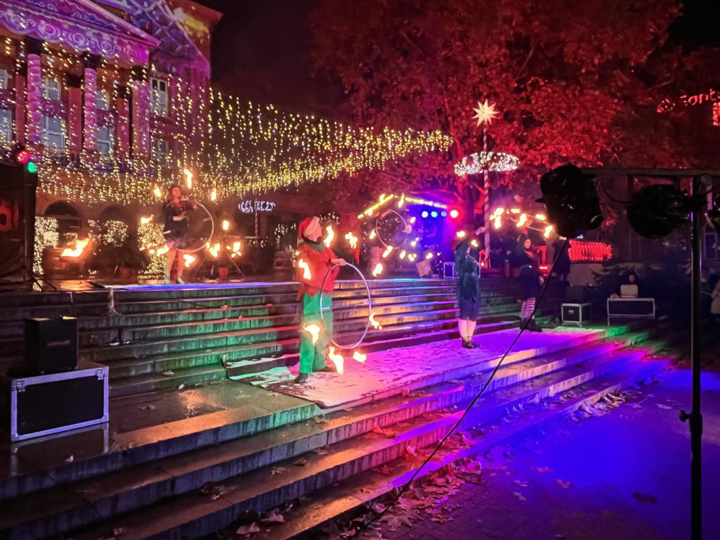 Betlejem Poznańskie 2023. Zimowe Fire Show na placu Wolności w Poznaniu