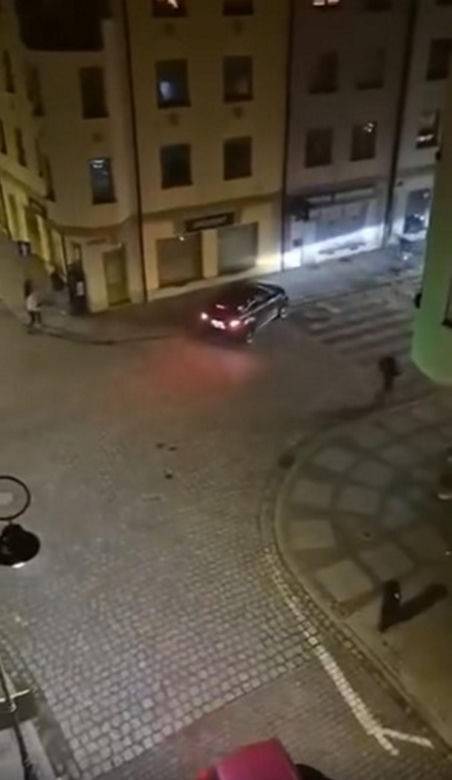 Głogów. Kierowca czarnego auta wjechał w tłum ludzi na chodniku. Policja zna właściciela samochodu [ZDJĘCIA].