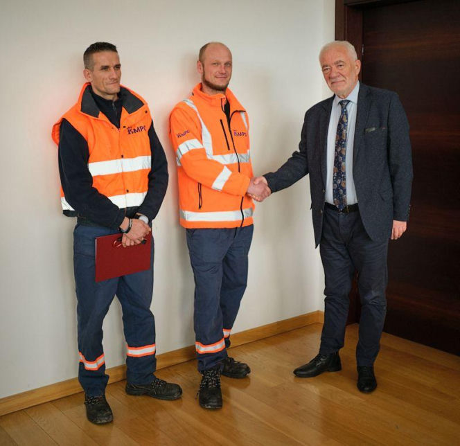 Pracownicy MPO Kraków uratowali dziecko z płonącego budynku