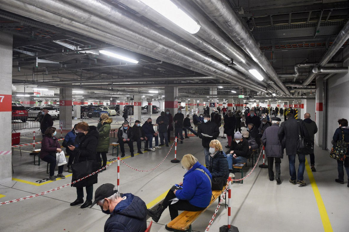 Nocne szczepienia na stadionie
