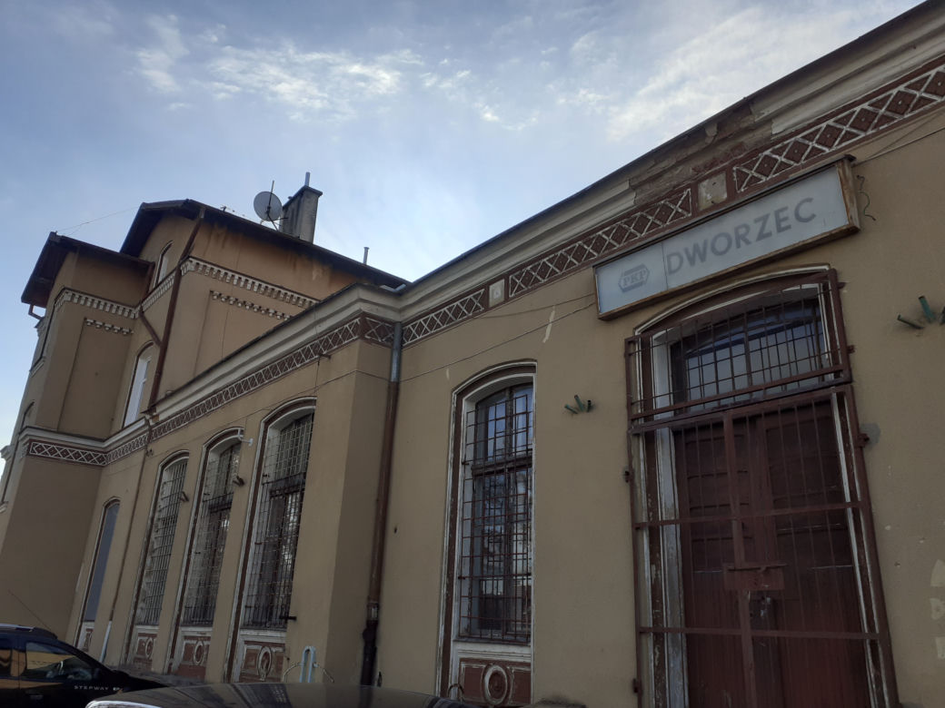 Poczekalnia na dworcu kolejowym Sątopy-Samulewo jak z horroru [ZDJĘCIA]
