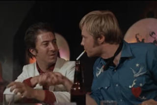 Dustin Hoffman nie grał, gdy uderzył w maskę taksówki. Tak powstała kultowa scena filmowa