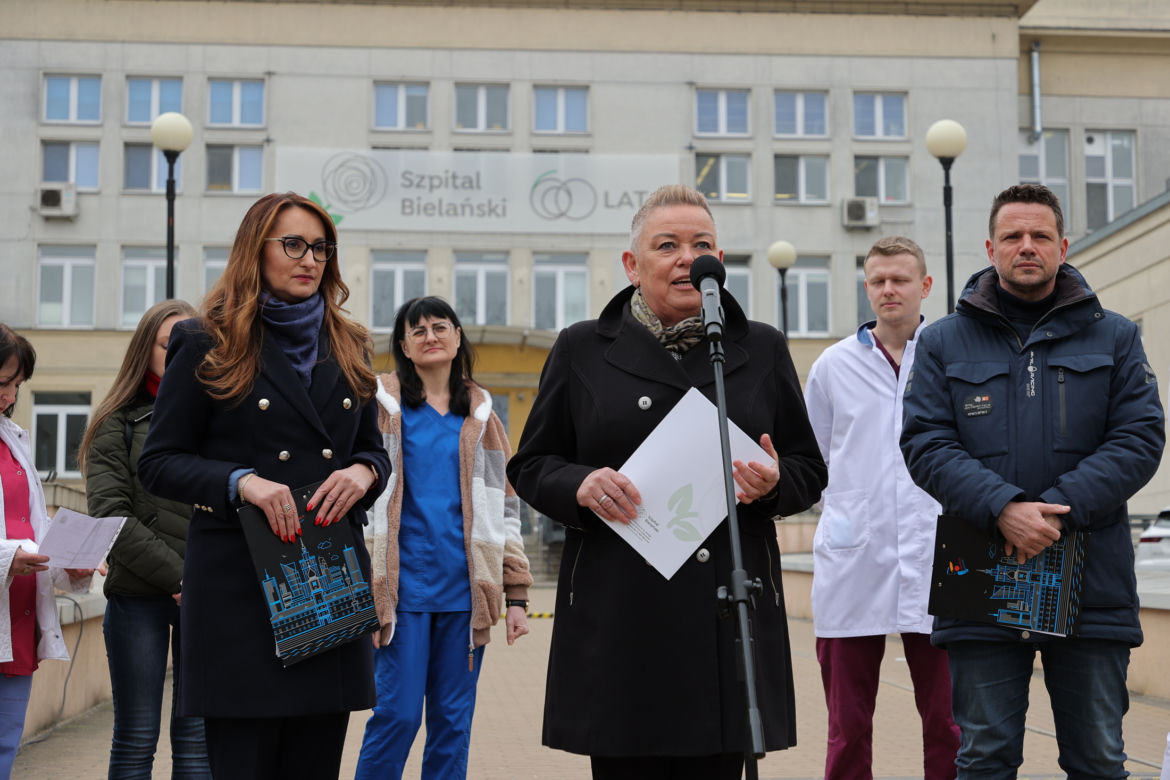 Warszawa zatrudnia medyków z Ukrainy. Konferencja Rafała Trzaskowskiego pod Szpitalem Bielańskim.