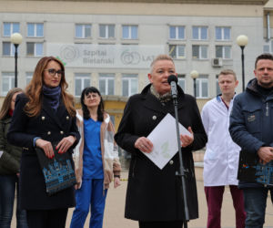 Warszawa zatrudnia medyków z Ukrainy. Konferencja Rafała Trzaskowskiego pod Szpitalem Bielańskim.
