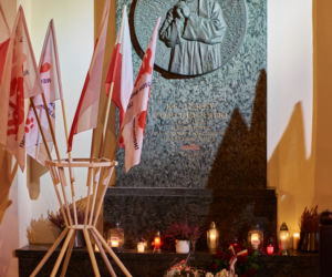 Znicze i flagi pod pomnikami. Lublin uczcił rocznicę 13 grudnia