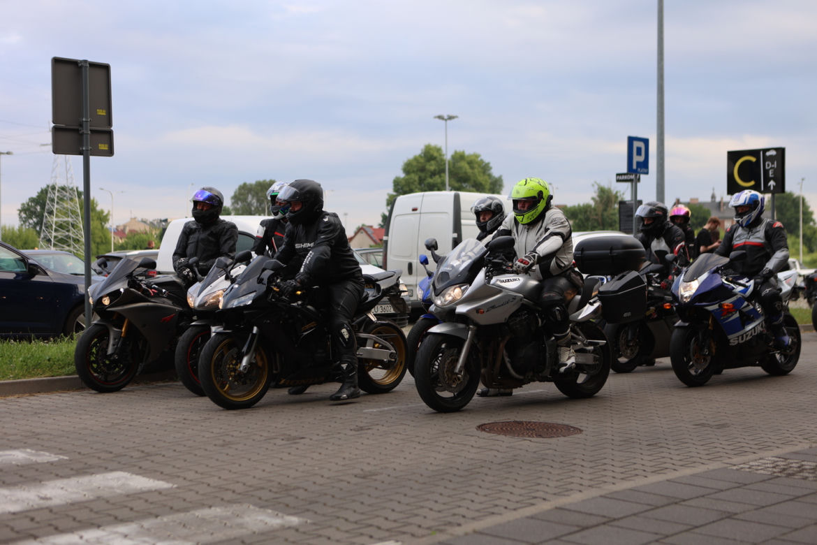 Przed Areną Lublin symbolicznie pożegnano dwójkę tragicznie zmarłych motocyklistów