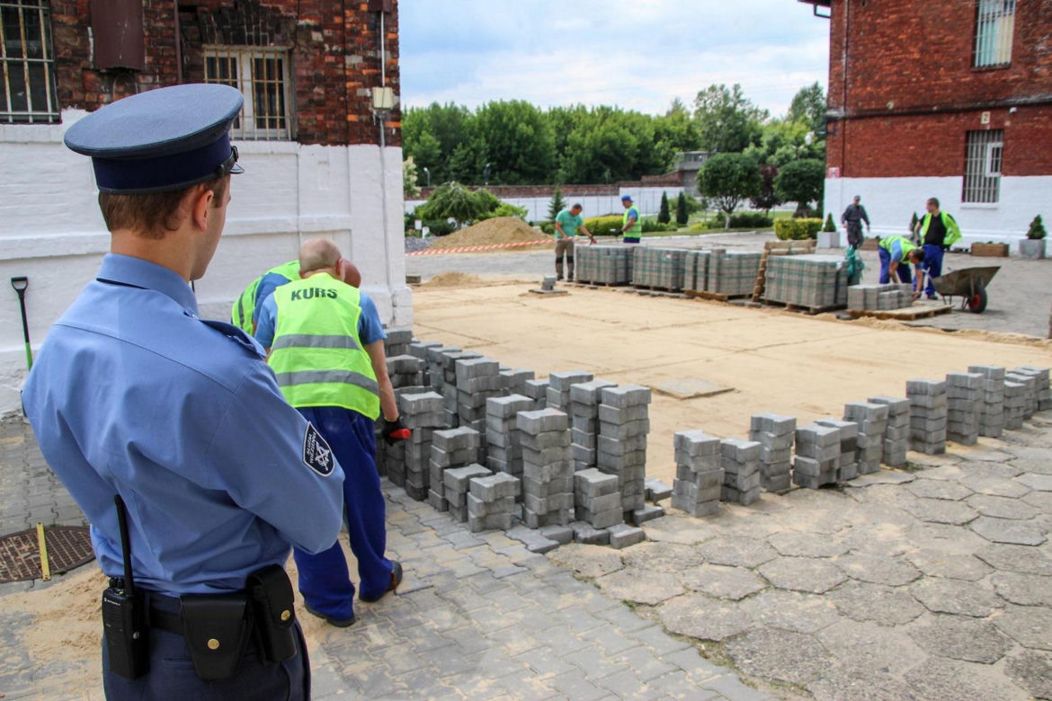Takie warunki ma w więzieniu ksiądz Tomasz Z. Zielony spacerniak, a nawet siłownia!