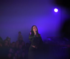 Roxie Węgiel z gołym brzuchem śpiewa dla najmłodszych