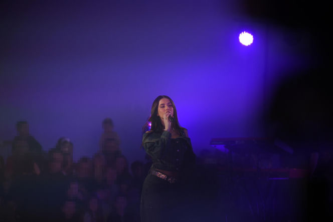 Roxie Węgiel z gołym brzuchem śpiewa dla najmłodszych