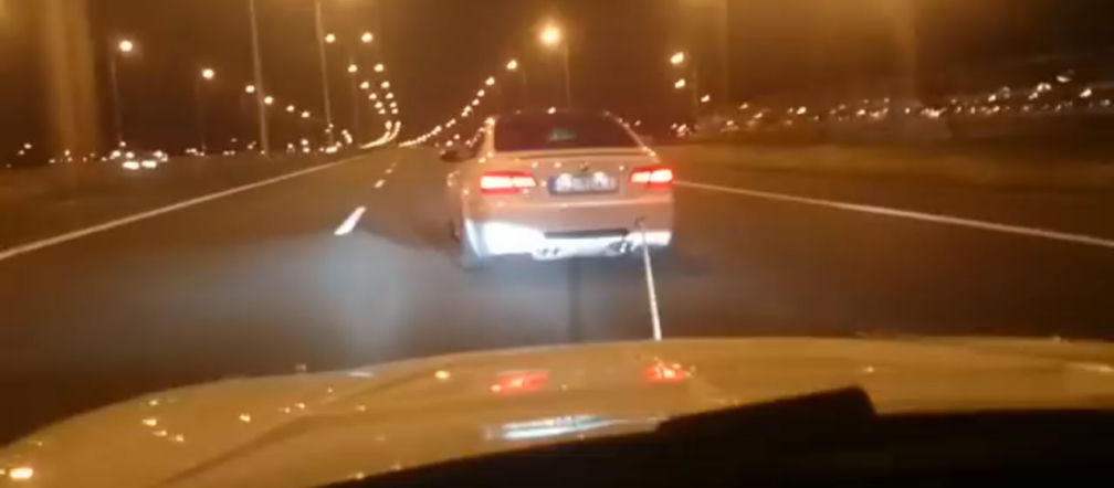 Szaleniec w BMW M3 holował samochód przy prędkości 180 km/h