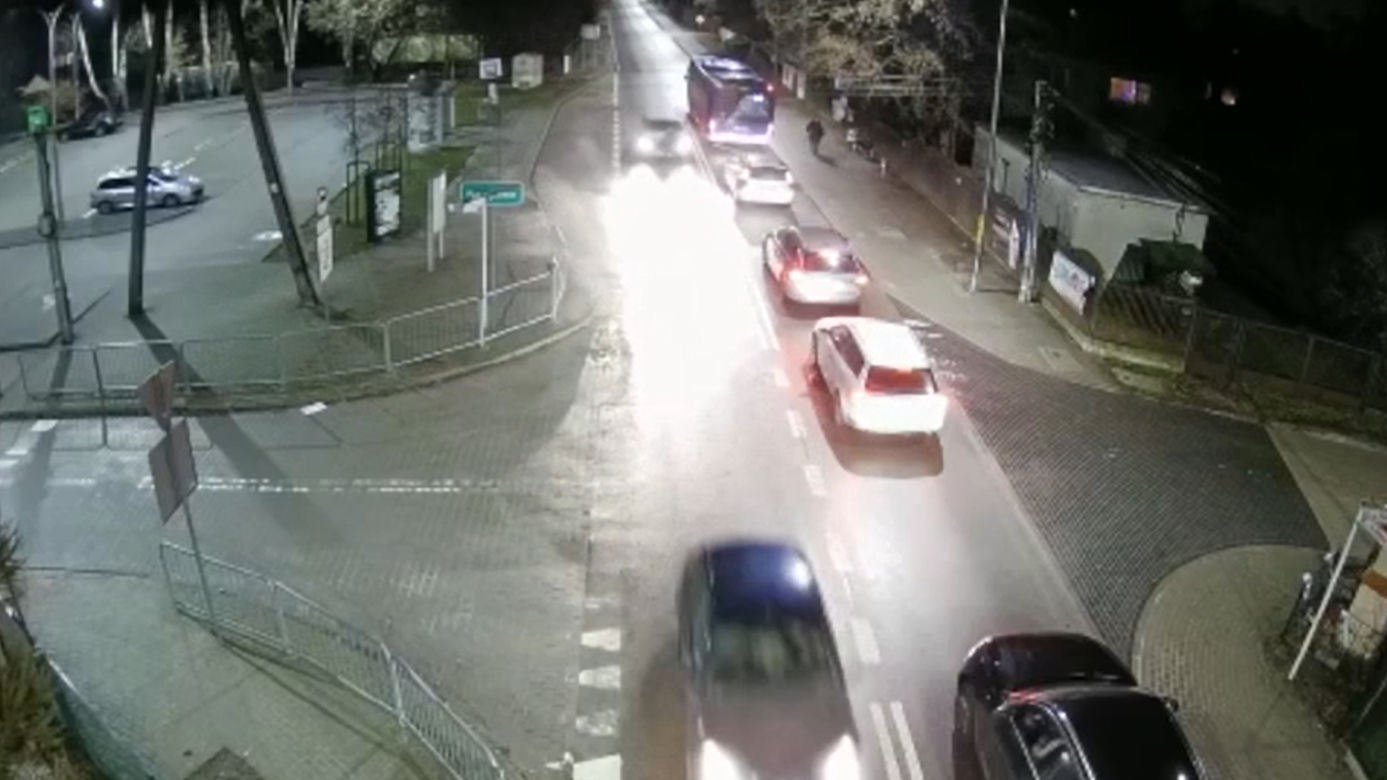 Chłopiec wbiegł zza autobusu prosto pod samochód. Dramatyczne nagranie z Piaseczna
