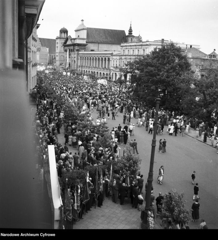 Uroczystość Bożego Ciała w Warszawie celebrowana przez Prymasa Polski kardynała Stefana Wyszyńskiego - 1957 rok