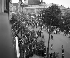 Uroczystość Bożego Ciała w Warszawie celebrowana przez Prymasa Polski kardynała Stefana Wyszyńskiego - 1957 rok