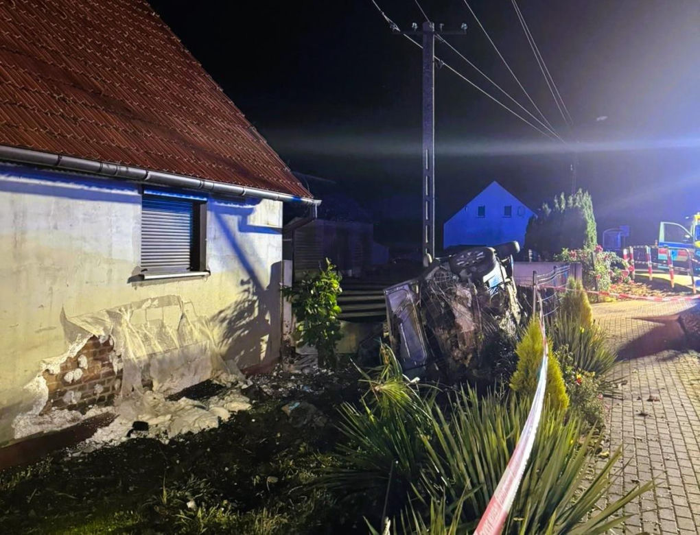 19-latek wypadł z drogi i uderzył w dom. Golf w strzępach, to cud że żyją!