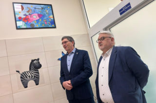 Obrazy z konkursu Magia Lotu na ściach oddziału chirurgii dziecięcej