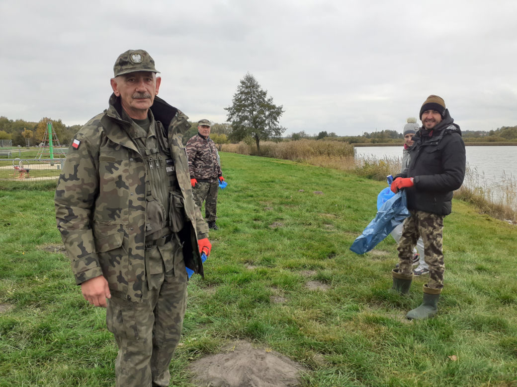 Jesienne porządki nad zalewem Muchawka w Siedlcach w 2021 roku