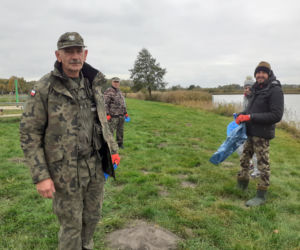 Jesienne porządki nad zalewem Muchawka w Siedlcach w 2021 roku