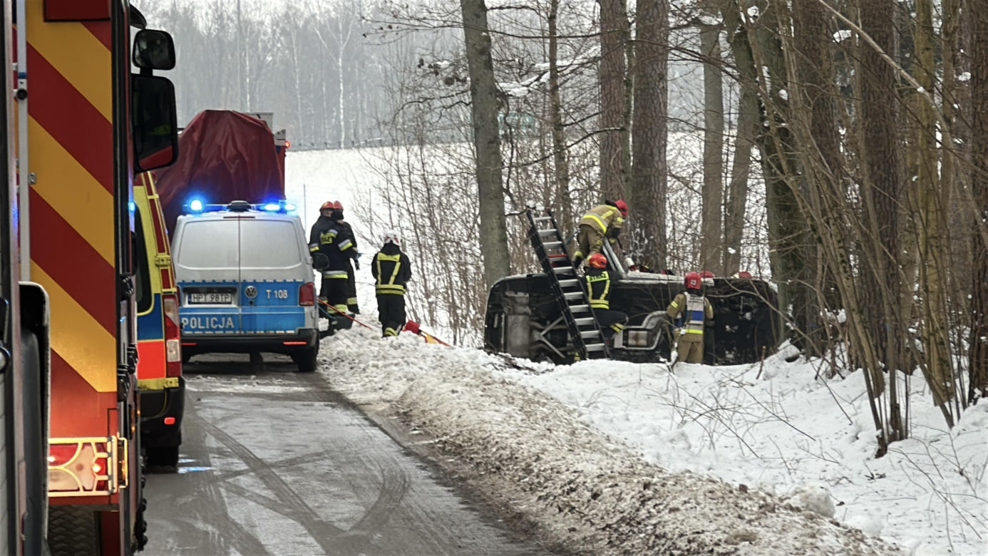 Poważny wypadek na Warmii i Mazurach. Lód paraliżuje region